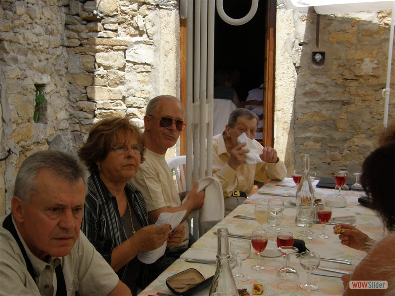 Christiane, bien entourée par Michel et Renato.