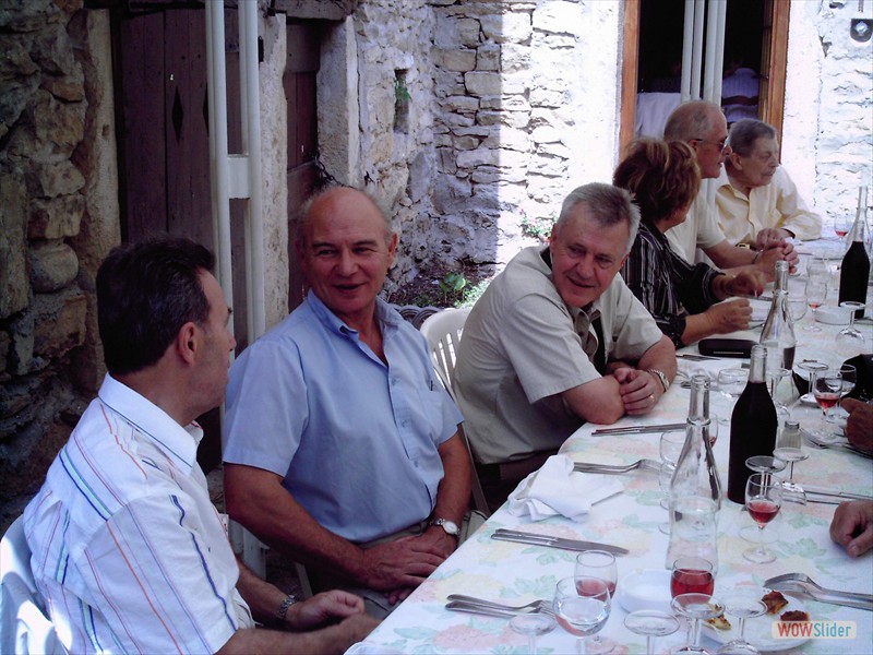 Discussion animée !

Peut-être de la préparation de la visite de Cluny du 12 juin ?

(Photo Paul Conésa)