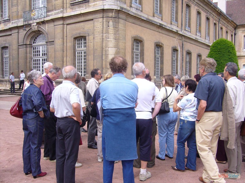 A l'écoute du guide.