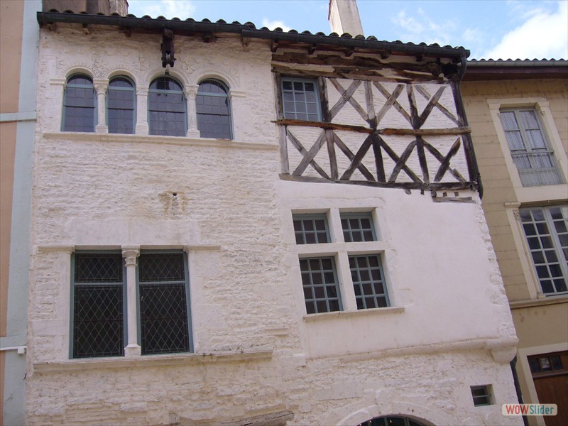 Une vue d'une maison à colombage, dans Cluny.